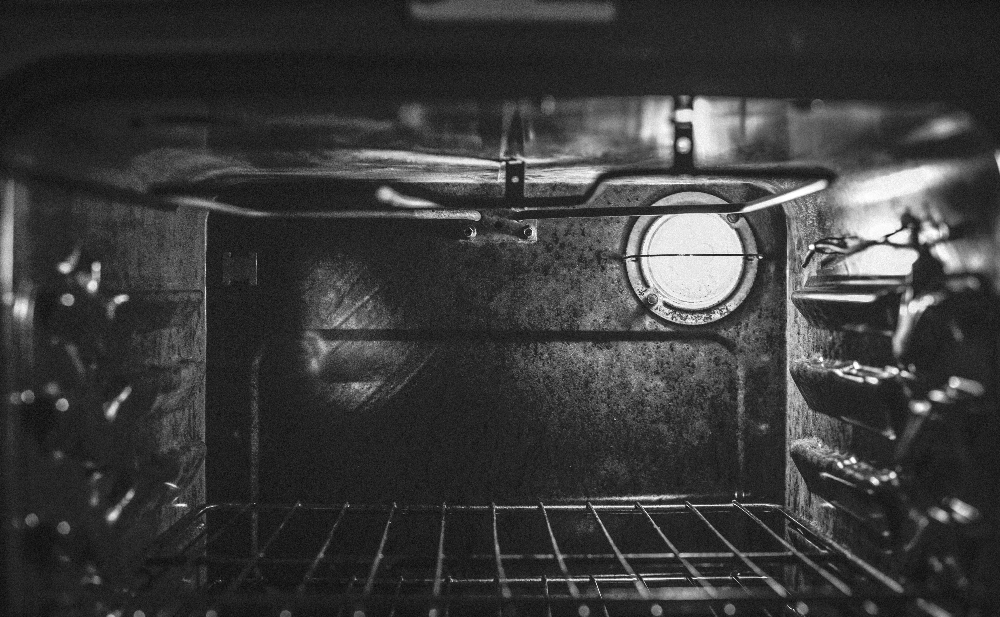 烤箱內需定時清潔
